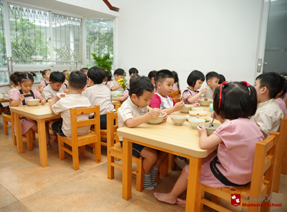 Trẻ được dạy tự lập trong cách ăn uống tại trường mầm non Wonderkids